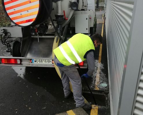 Hombre realizando una limpieza de fosas sépticas